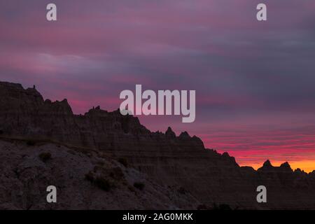 Sonnenaufgang über den Badlands von Cedar Pass in Badlands National Park, South Dakota Stockfoto