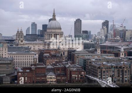 Stadt London, UK. 17. November 2019. Graue Wolken über der Kuppel der St. Pauls Kathedrale mit dem Millennium Fußgängerbrücke in den Vordergrund. Credit: Malcolm Park/Alamy. Stockfoto