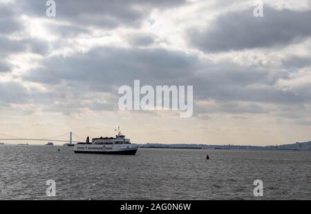 Touristen Boot im Hafen von New York. November 2018. Stockfoto