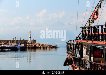 Antalya, Türkei - 22. Februar 2019: Altmodische touristische Yachtcharter an der Pier in der Nähe des Leuchtturm im Hafen in der Altstadt Kaleici in Antalya. Stockfoto