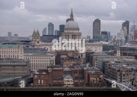 Stadt London, UK. 17. November 2019. Graue Wolken über der Kuppel der St. Pauls Kathedrale mit dem Millennium Fußgängerbrücke in den Vordergrund. Credit: Malcolm Park/Alamy. Stockfoto