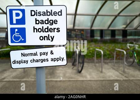 Behinderte Behindertenausweis nur Parken in der Stadt, Shopping Center von Corby, Northamptonshire, England. Stockfoto