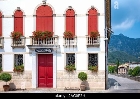 Cison di Valmarino, Italien, das Rathaus, Palast mit den Bergen im Hintergrund. Stockfoto
