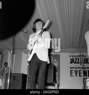 Brian Jones, Rolling Stones, Richmond Jazz und Blues Festival, London, 1964. Brian Jones, Rolling Stones, 4. Nationalen Jazz und Blues Festival, Richmond, London, 1964. Stockfoto