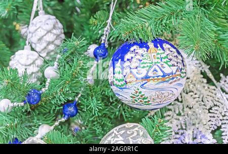 Christmas Ball mit dem Bild einer russischen Dorf hängen am Weihnachtsbaum. Stockfoto
