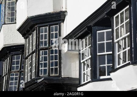 Detail der Fenster und der oberen Stockwerke der Mol Coffee House (1596), Kathedrale, Exeter, Devon. Stockfoto