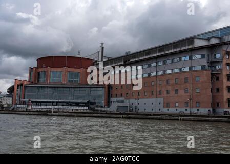 Goteborgesoperan (Göteborg Opera House) bei Lilla Bommen, vor denen die Gota alv River in Göteborg, Schweden. Stockfoto