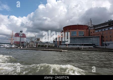 Goteborgesoperan (Göteborg Opera House) bei Lilla Bommen, vor denen die Gota alv River in Göteborg, Schweden. Stockfoto