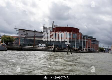 Goteborgesoperan (Göteborg Opera House) bei Lilla Bommen, vor denen die Gota alv River in Göteborg, Schweden. Stockfoto