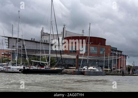 Goteborgesoperan (Göteborg Opera House) bei Lilla Bommen, vor denen die Gota alv River in Göteborg, Schweden. Stockfoto