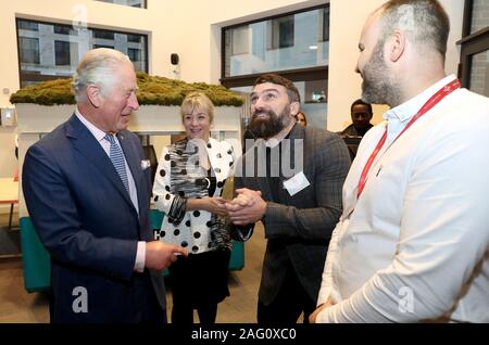 Der Prinz von Wales Aktien ein Witz mit Ant Middleton während der Eröffnung des Prince's Trust liebe New South London Zentrum in Southwark. Stockfoto