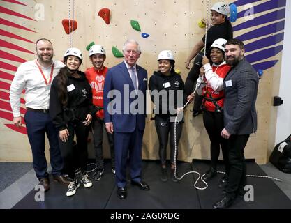 Der Prinz von Wales, neben Ant Middleton (rechts), trifft junge Leute an der Kletterwand während der Eröffnung des Prince's Trust liebe New South London Zentrum in Southwark. Stockfoto