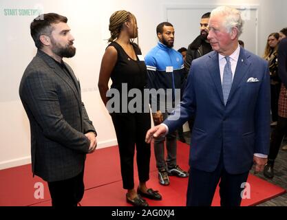 Der Prinz von Wales spricht mit Ant Middleton (links) bei der Eröffnung des Prince's Trust liebe New South London Zentrum in Southwark. Stockfoto