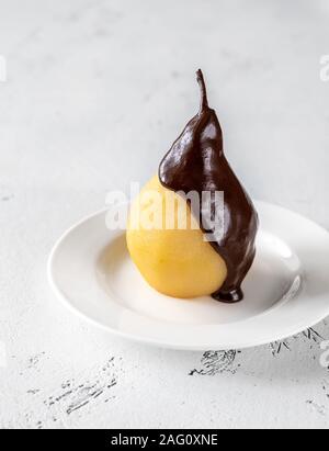 Poire Belle Helene - Französische Dessert von pochierte Birne mit Schokolade Sirup serviert gemacht Stockfoto
