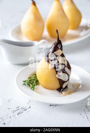 Poire Belle Helene - Französische Dessert von pochierte Birne mit Schokolade Sirup serviert gemacht Stockfoto