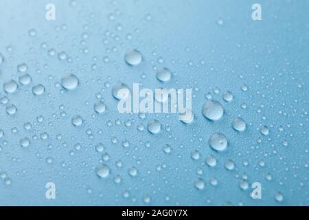 Viele Wassertropfen auf einem blauen Hintergrund. Textur Hintergrund. Stockfoto