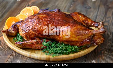 Gebackene Ente mit frischem Thymian und Orangen auf Holz- fach Stockfoto