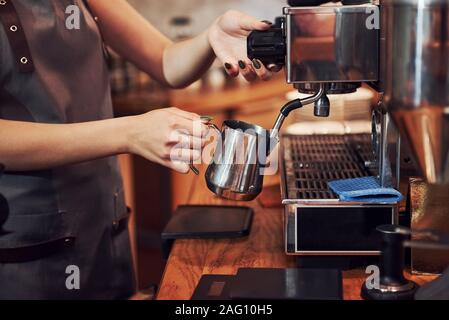 Das ist, wie frische Getränk macht. Junge weibliche cafe Arbeiter im Innenbereich. Konzeption von Business und Service Stockfoto