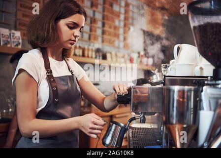 Das ist, wie frische Getränk macht. Junge weibliche cafe Arbeiter im Innenbereich. Konzeption von Business und Service Stockfoto