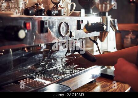 Das ist, wie frische Getränk macht. Junge weibliche cafe Arbeiter im Innenbereich. Konzeption von Business und Service Stockfoto