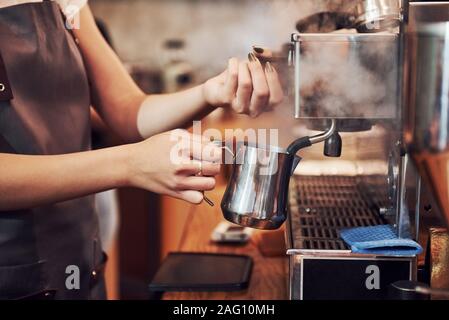 Das ist, wie frische Getränk macht. Junge weibliche cafe Arbeiter im Innenbereich. Konzeption von Business und Service Stockfoto