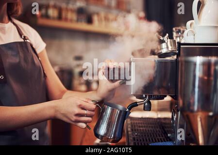 Das ist, wie frische Getränk macht. Junge weibliche cafe Arbeiter im Innenbereich. Konzeption von Business und Service Stockfoto