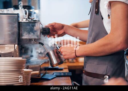 In Uniform. Zwei junge cafe Mitarbeiter im Innenbereich. Konzeption von Business und Service Stockfoto