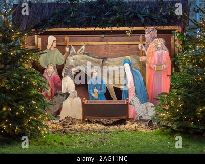 Eastchurch, Kent, Großbritannien. 17. Dezember, 2019. Weihnachtsbeleuchtung auf dem Display, in dem kleinen Dorf Eastchurch, Kent. Die Anzeige an alle Heiligen Kirche. Credit: James Bell/Alamy leben Nachrichten Stockfoto