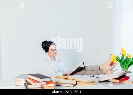 Schöne Mädchen liest Bücher am Tisch die Vorbereitung auf die Prüfung Stockfoto