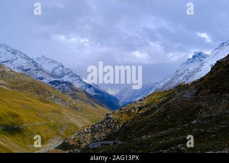 Schöne Sicht auf die Berge, bedeckt mit grünen und schneebedeckte Berge, zwischen denen der Fluss fließt und windet sich die Straße. Reisen und Trekking Stockfoto