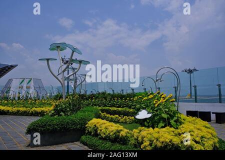 Sonnenblume Park mit großen Blumen von einem Zaun umgeben. Ökologische Konzept in der städtischen Umwelt. Stockfoto