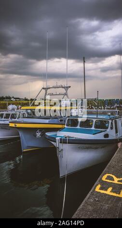 Angedockt Fischerboote mit Gewitterwolken Stockfoto
