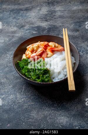 Shirataki Nudeln, Garnelen und Algen chuka Schüssel. Gesunde Low Carbs, wenig Kalorien lanch Stockfoto