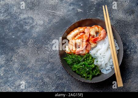 Shirataki Nudeln, Garnelen und Algen chuka Schüssel. Gesunde Low Carbs, wenig Kalorien lanch Stockfoto