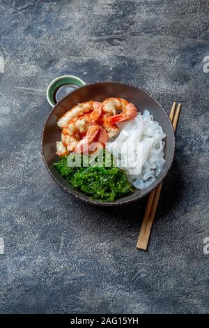 Shirataki Nudeln, Garnelen und Algen chuka Schüssel. Gesunde Low Carbs, wenig Kalorien lanch Stockfoto