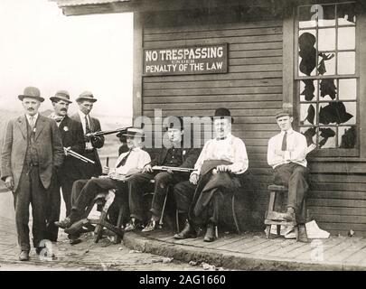 Im frühen 20. Jahrhundert vintage Pressefoto - Hüter des Rechts in den USA in den 1920er Jahren - Gruppe von Männern mit Schrotflinten und andere Waffen Stockfoto