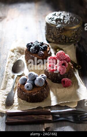 Frucht schoko Muffins lecker Frühstück. Gesunde Süße ohne Zucker. Home Essen und Trinken Stockfoto