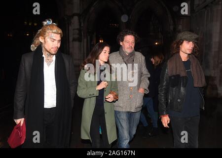 Marco Pierre White (Mitte rechts) verlässt die Royal Courts of Justice in London, begleitet von seinen Kindern Marco weiß Jr (links) und Luciano Weiß (rechts), wie der Chef und seine entfremdete Frau Matilde sind in einem hohen Gericht Streit über Geld verwickelt. Stockfoto