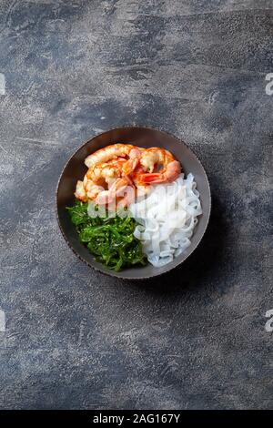 Shirataki Nudeln, Garnelen und Algen chuka Schüssel. Gesunde Low Carbs, wenig Kalorien lanch Stockfoto