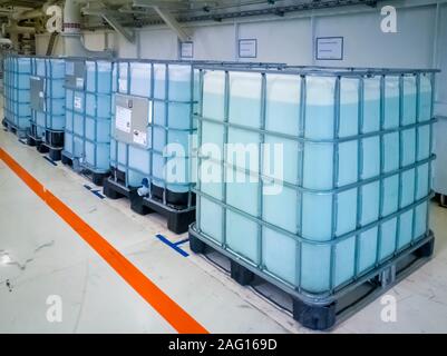 Würfel mit Wasser stehen in der Produktion. Stockfoto