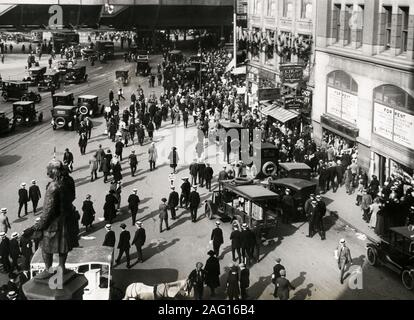 Pendler home Position, Park Row New York c.. 1920er. Park Row ist ein Street im Finanzdistrikt, Civic Center und Chinatown Nachbarschaften der New Yorker Stadtteil Manhattan. Stockfoto