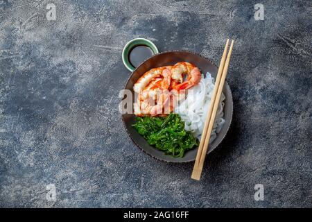 Shirataki Nudeln, Garnelen und Algen chuka Schüssel. Gesunde Low Carbs, wenig Kalorien lanch Stockfoto