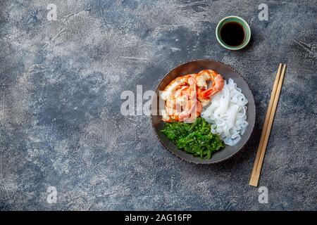 Shirataki Nudeln, Garnelen und Algen chuka Schüssel. Gesunde Low Carbs, wenig Kalorien lanch Stockfoto