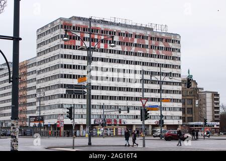 Stop Wars - Schreiben auf alten, verlassenen DDR-Ära Büro Gebäude Haus der Statistik vom Alexanderplatz in Berlin, Deutschland Stockfoto