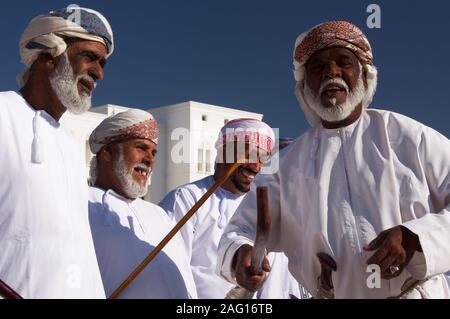 Omanische Herren tanzen Stockfoto