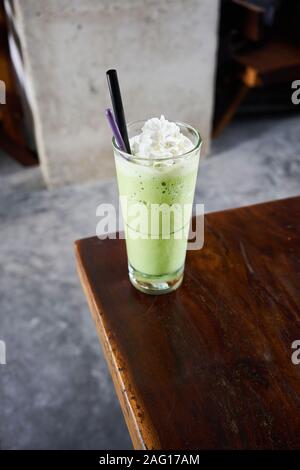 Eistee grüner Tee latte, einem beliebten kalten Drink in Vietnam. Stockfoto