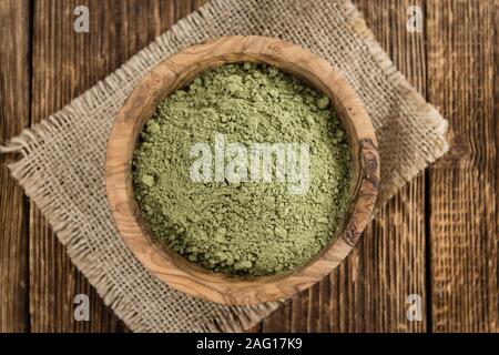 Haufen von Stevia (Pulver) auf einem alten Holztisch (Nahaufnahme) Stockfoto