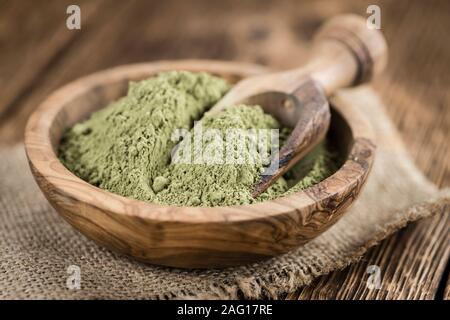 Haufen von Stevia (Pulver) auf einem alten Holztisch (Nahaufnahme) Stockfoto