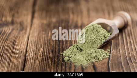 Stevia Pulver auf einem alten Holztisch (Nahaufnahme) Stockfoto