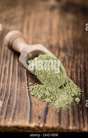 Haufen von Stevia (Pulver) auf einem alten Holztisch (Nahaufnahme) Stockfoto